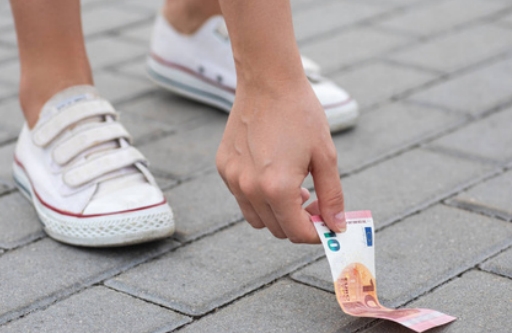 梦到捡钱，预示未来财富与机遇的预兆